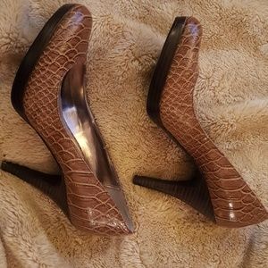 Alfani faux alligator pumps